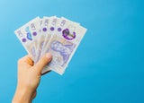 Person holding several £20 notes